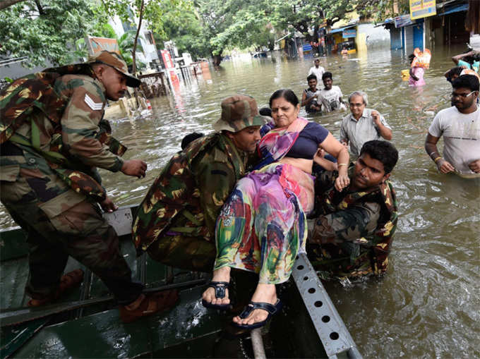 चेन्नै की बाढ़ में देवदूत बनकर उतरी सेना