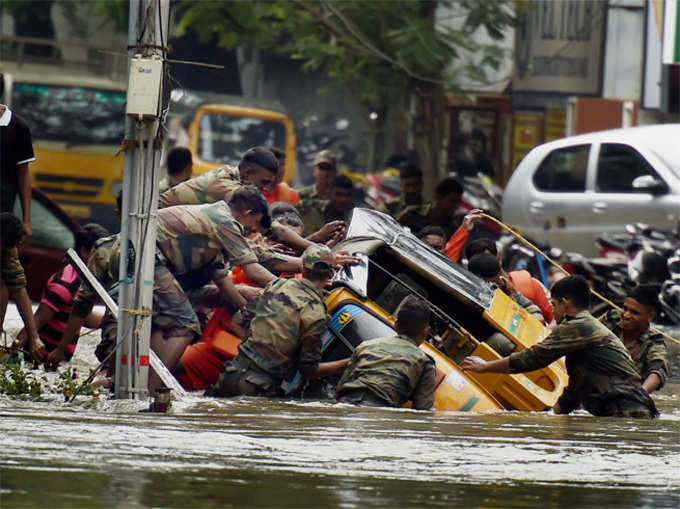 चेन्नै की बाढ़ में देवदूत बनकर उतरी सेना