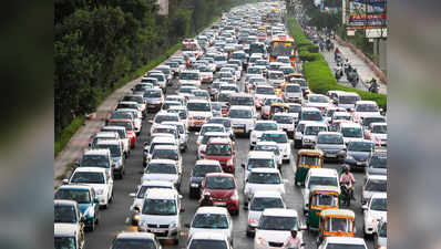 इस साल दिल्ली की सड़कों पर उतरीं 1.5 लाख से अधिक नई कारें और 3.5 लाख से ज्यादा दोपहिया वाहन