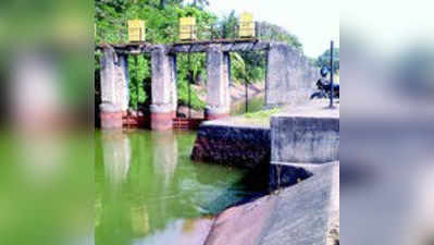 ಭದ್ರಾ ನಾಲೆಯಲ್ಲಿ ನೀರು ಸೋರಿಕೆ