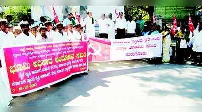 ಬರ ಕಾಮಗಾರಿ ಕೈಗೊಳ್ಳಲು ಆಗ್ರಹಿಸಿ ಪ್ರತಿಭಟನೆ