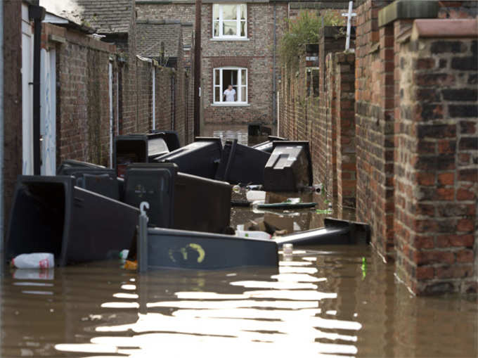 इंग्लैंड में भारी बारिश, बाढ़ की तबाही