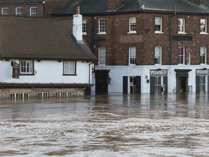 इंग्लैंड में भारी बारिश, बाढ़ की तबाही