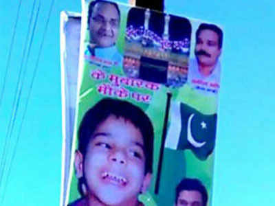बीजेपी MLA के पोस्टरों में पाकिस्तानी झंडा दिखने पर बवाल
