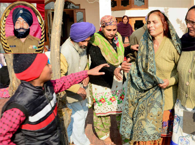 नम आंखों से दी शहीद जांबाजों को विदाई