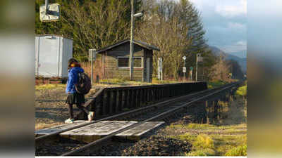 एक बच्ची को स्कूल लाने-ले जाने के लिए चलती है ट्रेन