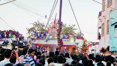 ನೋಡುಗರನ್ನು ಬೆರಗುಗೊಳಿಸಿದ ಹಾಲುಗಂಬ ಉತ್ಸವ