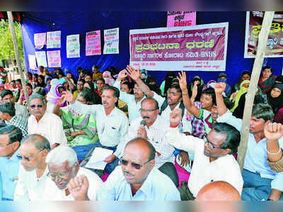 ಸೌಲಭ್ಯಕ್ಕಾಗಿ ಪಾಲಿಕೆ ಎದುರು ಪ್ರತಿಭಟನೆ