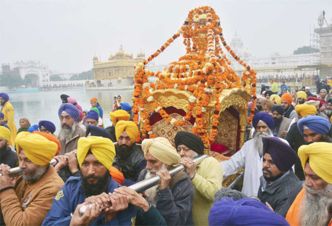 देशभर में धूमधाम से मनायी गयी गुरु गोविंद सिंह की जयंती