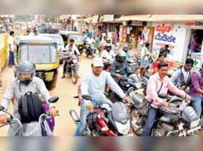 ಹೆಲ್ಮೆಟ್ ಕಡ್ಡಾಯಕ್ಕೆ ‘ತಲೆಬಾಗಿದ’ ಸವಾರರು