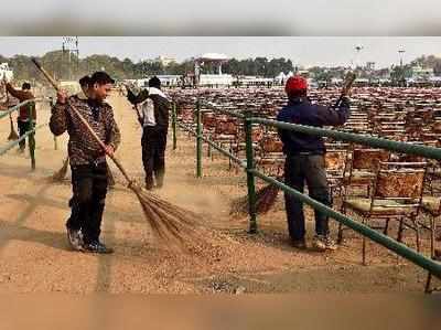 స్వీపర్ ఉద్యోగాలకు గ్రాడ్యుయేట్ల పోటీ