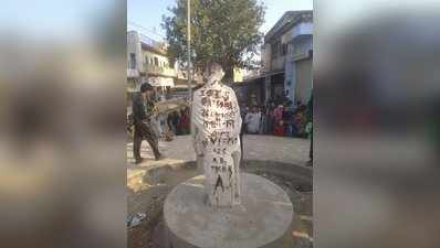ராஜஸ்தானில் தாக்குதல் நடத்த காந்தி சிலை மீது வாசகம் எழுதி மிரட்டல்