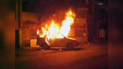 मंदिर गिराने पहुंची पुलिस पर भीड़ का हमला, राइफल छिनी और जलाईं गाड़ियां