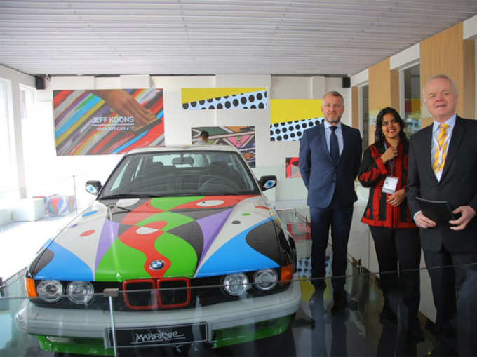 इंडिया आर्ट फेयर में आई BMW की रोलिंग स्कल्पचर कार