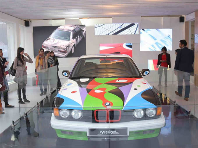 इंडिया आर्ट फेयर में आई BMW की रोलिंग स्कल्पचर कार