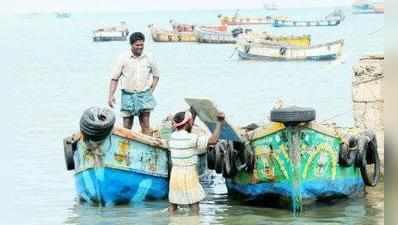 தமிழக மீனவர்கள் மீது இலங்கை கடற்படை தாக்குதல்