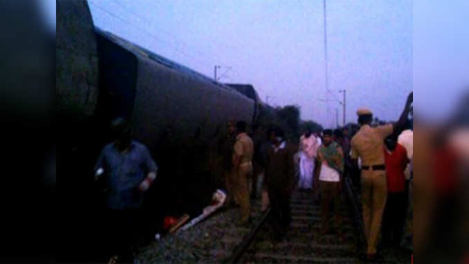 10 injured as Kanyakumari-Bangalore Island Express derails 