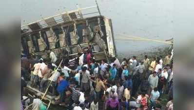 ஆற்றுக்குள் பேருந்து கவிழ்ந்து குஜராத்தில் 37 பேர் பலி
