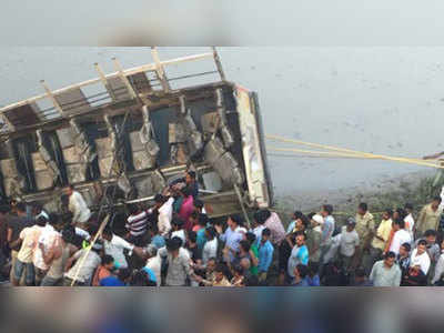 গুজরাতে ব্রিজ ভেঙে বাস নদীতে, মৃত ৩৭