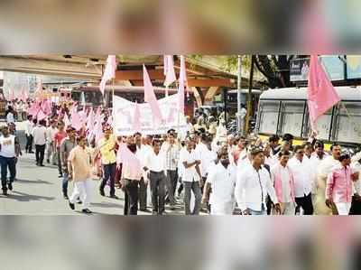 मच्छिमारांना नुकसानभरपाई द्या