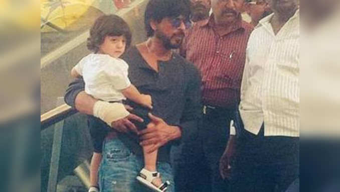 Shah Rukh and AbRam mobbed in Gujarat 