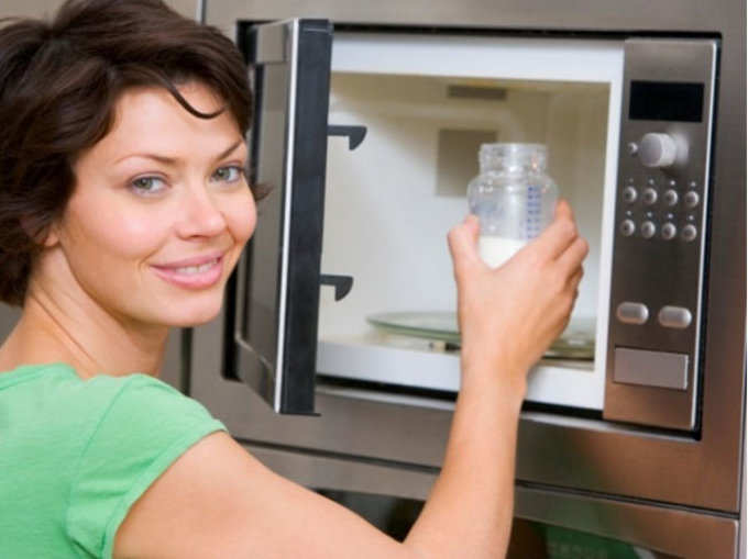 क्या प्लास्टिक के बर्तनों में रखकर माइक्रोवेव में खाना गर्म करना सही है?