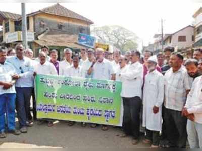 ಹುಬ್ಬಳ್ಳಿ-ಅಂಕೋಲಾ ರೈಲು ಮಾರ್ಗಕ್ಕೆ ಅಸ್ತುಯಲ್ಲಾಪುರದಲ್ಲಿ ಸಂಭ್ರಮ, ಮೆರವಣಿಗೆ