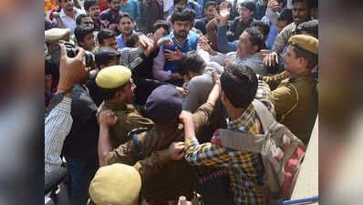 जेएनयू विवाद: बीएचयू के बाहर प्रदर्शन कर रहे छात्र की पिटाई