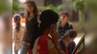 नाबालिग लड़कियों ने मोबाइल किया इस्‍तेमाल तो 2100 रुपये का जुर्माना: पंचायत