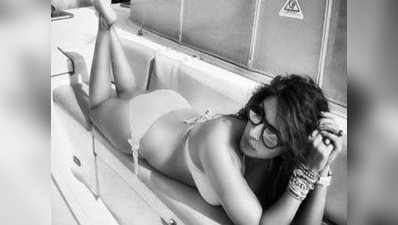 Shama Sikander sizzles in a bikini 
