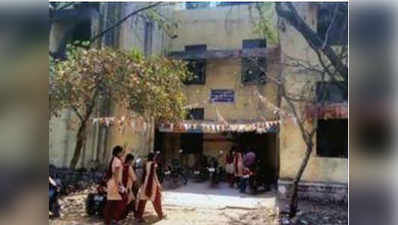 आंध्र प्रदेश के महिला संस्थान में छात्राएं खुले में शौच के लिए मजबूर