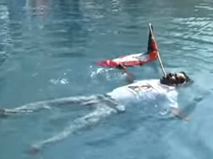 जयललिता के लिए 48 मिनट पानी पर तैरा विधायक