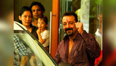 Sanjay Dutt gets a grand welcome from fans and family! 