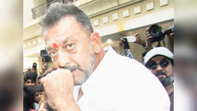 Sanjay Dutt visits Siddhivinayak Temple post release from jail 