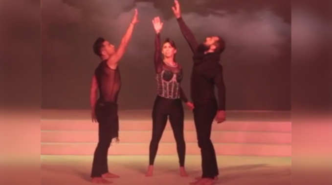 मिस इंडीया: लुरेनचे नृत्य 