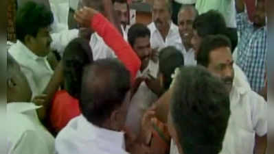 சேலம், திருச்சியை மிஞ்சிய தாம்பரம்: திமுக-அதிமுக கவுன்சிலர்கள் கற்களை வீசி மோதல்