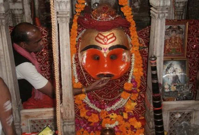 सुख-समृद्धि चाहिए तो घर के मंदिर में ना रखें ऐसी मूर्तियां