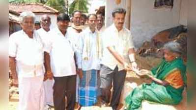 ರೈತ ಕುಟುಂಬಕ್ಕೆ ಪರಿಹಾರ ವಿತರಣೆ