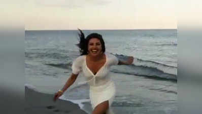 विडियो: फ्लोरिडा के समुद्र तट पर प्रियंका ने मनाया फलोअर्स का जश्न