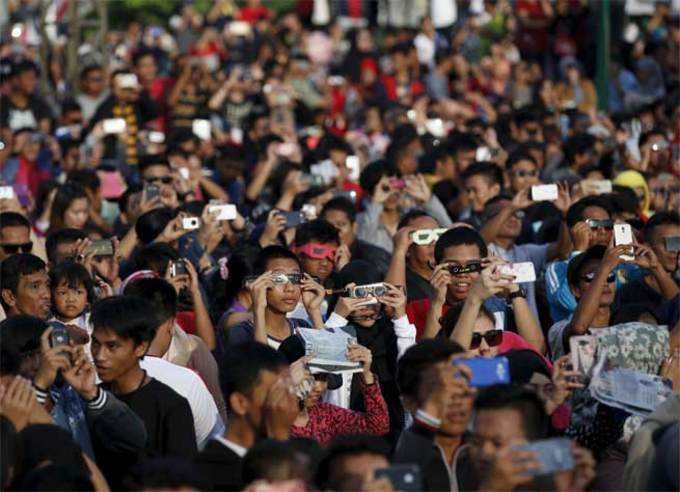 सुमात्रा में भीड़ ने देखा सूर्यग्रण