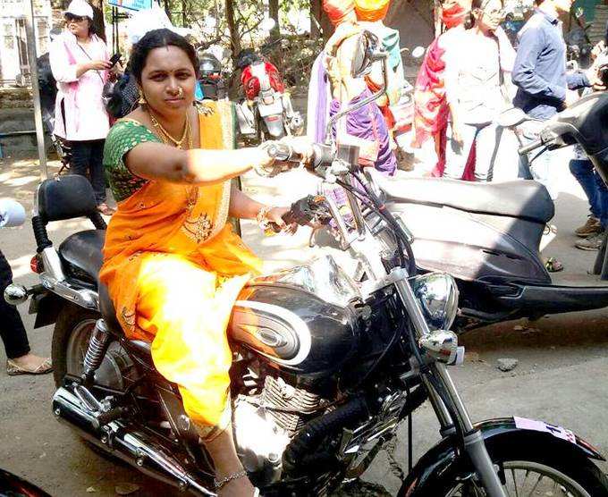 Feeling wonderful with 9wari saree & My Avenjar bike....Womens Cheers