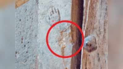 हिंदू देवी लक्ष्मी की कलाई घिसी, अब हथेली पर है खतरा