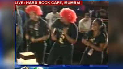 Fans cheer for Team India at Mumbai cafe 