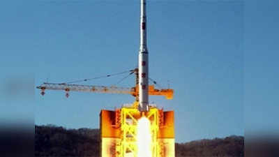नॉर्थ कोरिया ने समुद्र में दागीं मिसाइलें