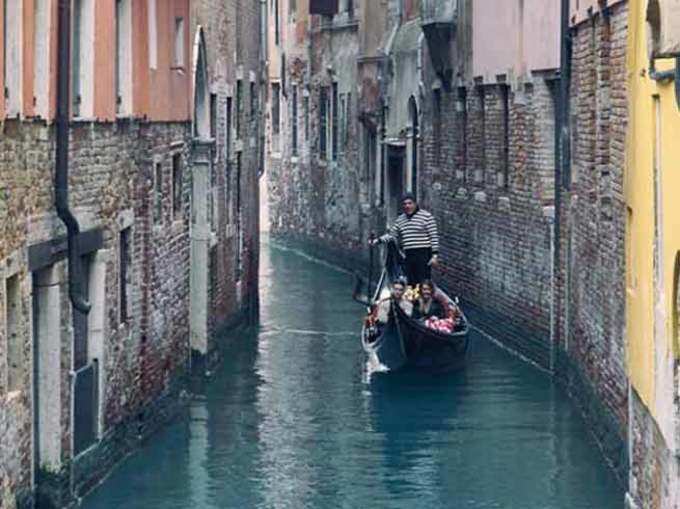 इटली के वेनिस में एक शांत गोंडोला राइड (उम्मीद)