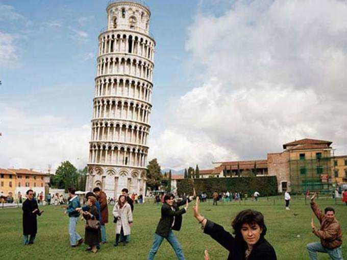 इटली के लीनिंग टॉवर ऑफ पीसा के साथ फोटो खिंचवाना (हकीकत)
