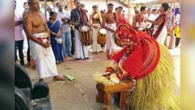 ಗಮನ ಸೆಳೆದ ದೈವ ಕೋಲಗಳು