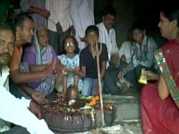 गांव में सूखा पड़ा तो उग आए मंदिर