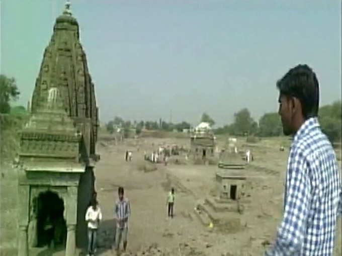 गांव में सूखा पड़ा तो उग आए मंदिर