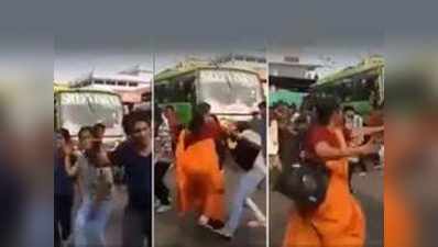 ट्रैफिक रोककर प्रदर्शन कर रही छात्रा को महिला ने जड़ा थप्पड़
